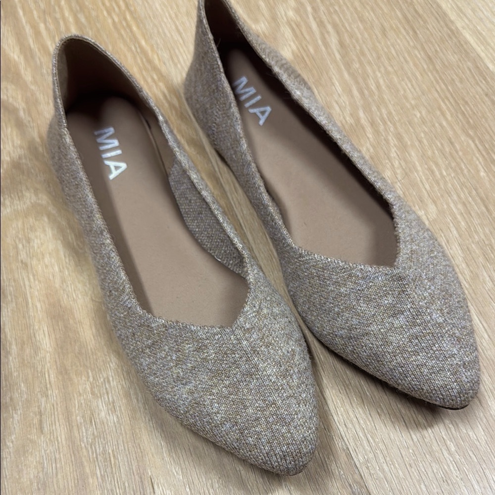 MIA Women's Textured Tan Flats NWOT
